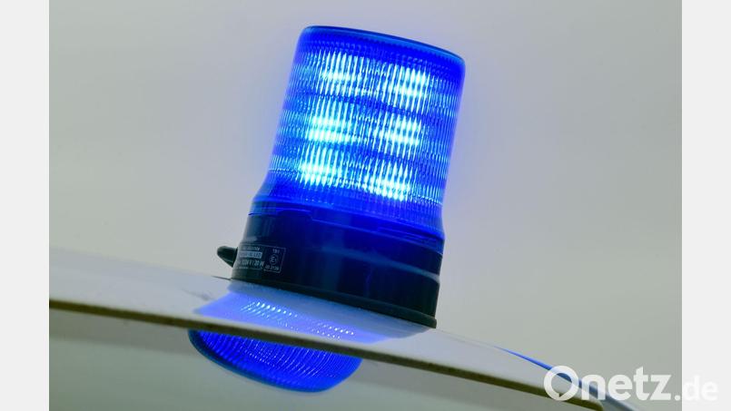 Mit Unterstützung der Bereitschaftspolizei und dem Einsatz von Drohnen sucht die Kriminalpolizei in Waldaschaff nach einer möglichen Tatwaffe und befragt Anwohner. (Symbolbild) Bild: Patrick Pleul/dpa-Zentralbild/dpa