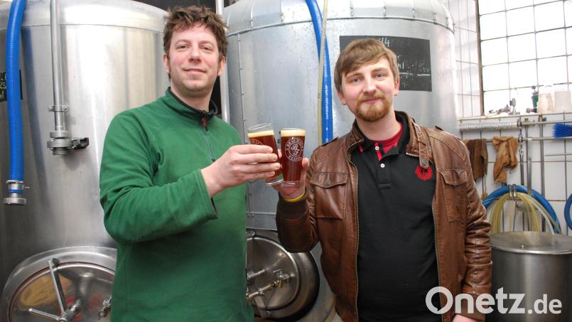 Der Tirschenreuther Lions-Club-Präsident Sebastian Jokiel (rechts) und Braumeister Ludwig Koch vom Brauhaus Floß haben einen ersten Schluck "Donator" probiert und stoßen damit auf ein erfolgreiches Starkbierfest im Kettelerhaus an. Bild: Thorsten Schreiber