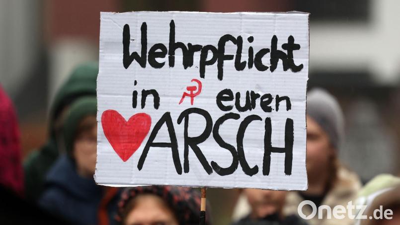 Bundesweit wollen junge Menschen gegen die Wehrpflicht auf die Straße gehen. (Archivbild) Bild: Bernd Wüstneck/dpa