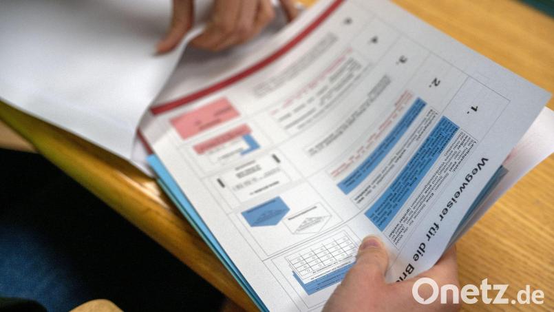 So klappt die Briefwahl: Die ausgefüllten Stimmzettel müssen in den weißen Umschlag. Nicht ineinandergefaltet, sondern einzeln. Der weiße Umschlag kommt zugeklebt zusammen mit dem ausgefüllten und unterschriebenen Wahlschein in den roten Umschlag. Symbolbild: Pia Bayer/dpa