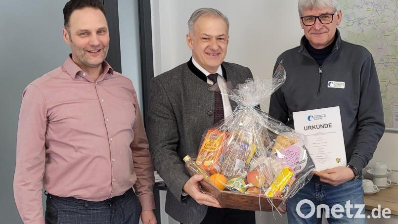 Matthias Götz Geschäftsleiter der Steinwaldgruppe, Landrat und Verbandsvorsitzender -Roland Grillmeier gratulieren den Jubilar Gerd Ziegler zu seinem 40. Dienstjubiläum bei der Steinwaldgruppe. (von rechts). Bild: Johannes Schießl