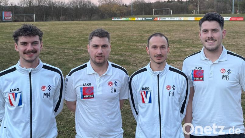 Spielleiter Max Mederer (von links), der neue Co-Trainer Stefan Wölfel, Neu-Coach Florian Holfelder und Spielleiter Max Berschneider. Bild: Tobias Helmke
