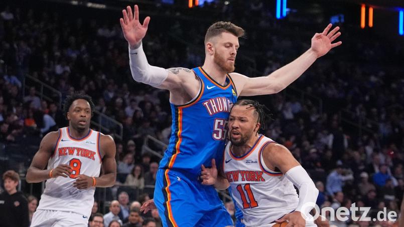 Oklahomas Isaiah Hartenstein (M) verletzte sich in der Partie gegen die New York Knicks an der Wade. Bild: Frank Franklin II/AP/dpa
