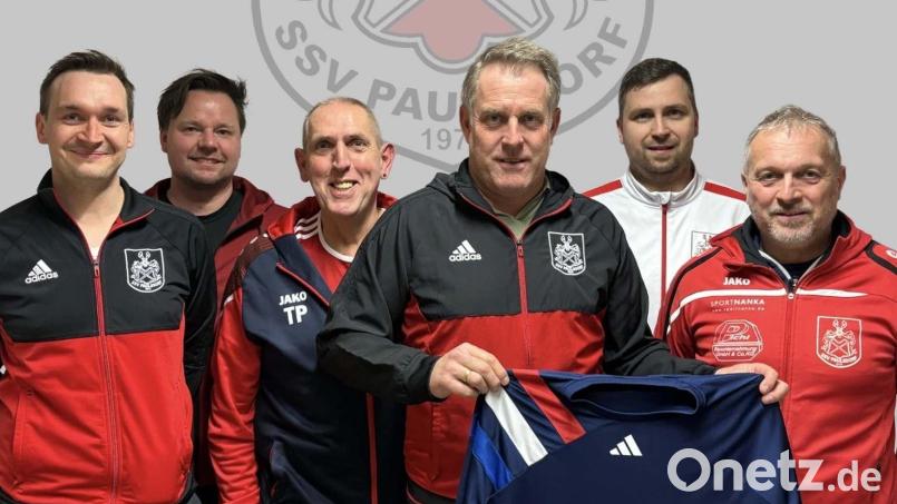 Die Führungsmannschaft des SSV Paulsdorf freut sich auf den ab der kommenden Saison neue Trainer Oliver Ruschitzka-Stigler (Dritter von rechts). Von links:
3. Vorstand Thomas Aschenbrenner, Neuer Spartenleiter Jochen Niering, Teammanager Thomas Ponath, Scheidender Spartenleiter Markus Schäffer, 
1. Vorstand Hans-Jürgen Hammer. Bild: Schäffer