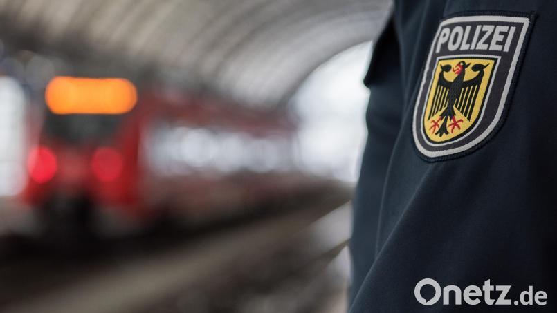 Eine 25-jährige Frau attackiert Bundespolizisten am Bahnhof Weiden. Symbolbild: Bundespolizei