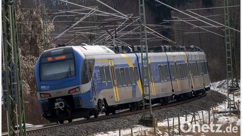 Auf der Strecke der Mangfallbahn kommt es derzeit zu kräftigen Einschränkungen. (Archivbild) Bild: Peter Kneffel/dpa