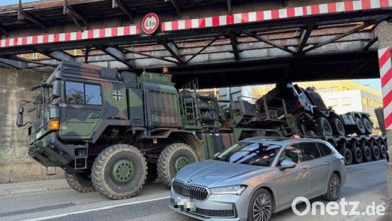 Die Ladung des Bundeswehr-Transporters war für die Bahnunterführung in Amberg knapp einen halben Meter zu hoch. Bild: Heike Unger