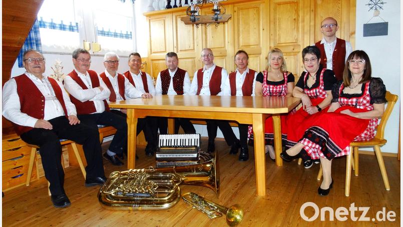 Die Störnsteiner Blasmusik stellt sich in den Dienst der guten Sache. Bild: Michaela Schuller/exb