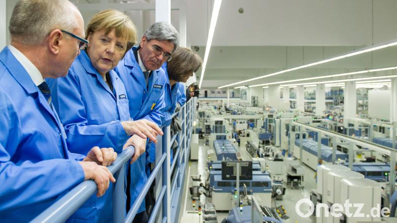 23. Februar 2015: Die damalige Bundeskanzlerin Angela Merkel (Zweite von links) besucht das Elektronikwerk Amberg während der Nachmittagsschicht. Auch der damalige Siemens-Chef Joe Kaeser (Dritter von links) ist dabei. Bild: Siemens AG