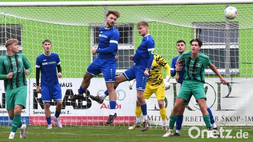 Für die SpVgg SV Weiden (blaue Trikots, Szene aus einem früheren Spiel) stehen nun drei Heimspiele in Folge in der Bayernliga Nord an. Den Anfang macht man am Freitag gegen den FSV Stadeln. Archivbild: Gerhard Büttner