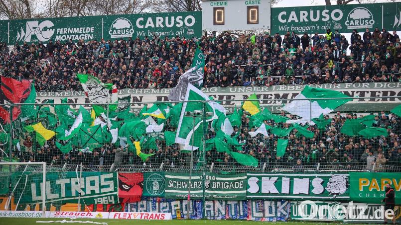 Beide Fanlager zündeten Pyrotechnik. (Archivbild) Bild: Jan Woitas/dpa
