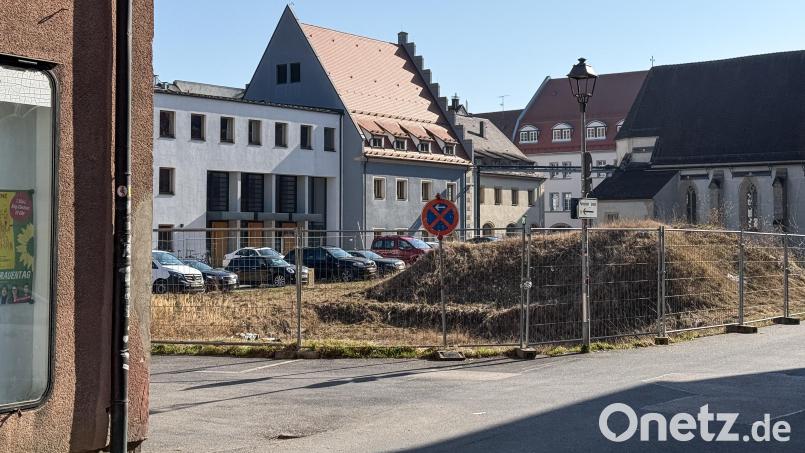 Noch dient das Bürgerspital-Areal in Amberg als Parkplatz für das benachbarte Hotel. Doch für den Herbst plant das Amberger Werkvolk den Baubeginn für 56 bezahlbare Wohnungen und 77 Tiefgaragenplätze. Bild: Petra Hartl