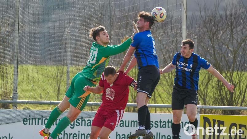Kein Durchkommen gab es für die Weidener Stürmer beim 0:1 in Großschwarzenlohe. Am Freitagabend im Heimspiel gegen den FSV Stadeln müssen es die SpVgg-SV-Angreifer besser machen. Bild: Salvatore Giurdanella
