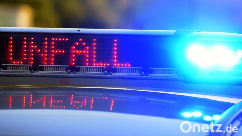 In Kirchheim ist in der Nacht ein 15-Jähriger mit einem Auto gegen einen Baum gefahren und hat dabei sich und zwei weitere Menschen verletzt. (Symbolbild) Bild: Stefan Puchner/dpa