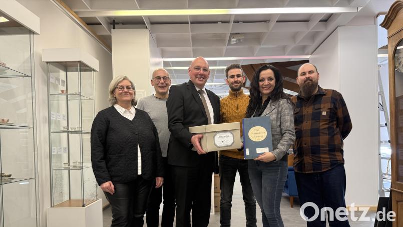 Bei der Übergabe der Unterlagen (von links): Edith Kalbskopf (Leiterin des Stadtarchivs Marktredwitz), Stefan Falter (Geschäftsleiter Stadt Waldershof), Oberbürgermeister Oliver Weigel, Tobias Damberger (Verwaltungsangestellter im Stadtarchiv Marktredwitz), Bürgermeisterin Margit Bayer (Stadt Waldershof) und Max Plail (Archivar im Stadtarchiv Marktredwitz). Bild: Stadt Marktredwitz/Anja Peltzer