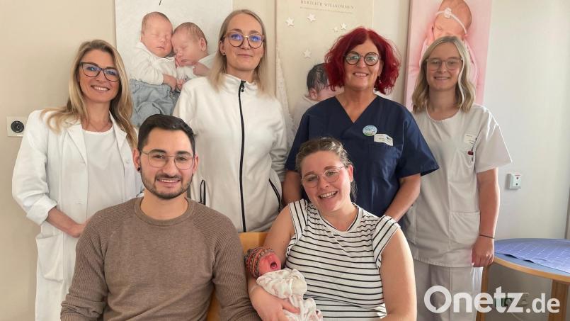 Patrick und Sandra Hofmann (vorne) aus Krummennaab freuen sich über ihre Linda, die an Heiligabend zur Welt kam. Dazu gratulieren (stehend, von links) Dr. Silvie Felixova, Dr. Gabriela Dinu, Hebamme Ruth Mahal-Neumayr und Krankenschwester Leni Richtmann. Bild: Friedrich Peterhans/KNO