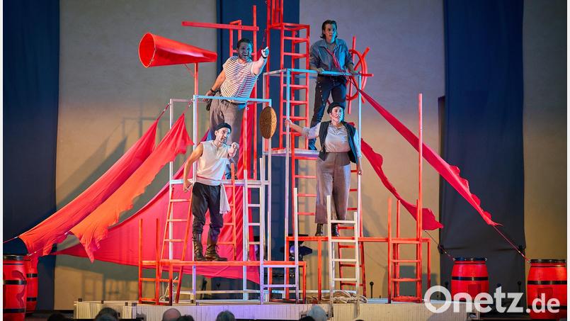 Das Ensemble Persona bringt Herman Melvilles Klassiker "Moby Dick" als Schauspiel mit Musik auf die Bühne des Stadttheaters Amberg. Bild: Bernt Haberland/exb