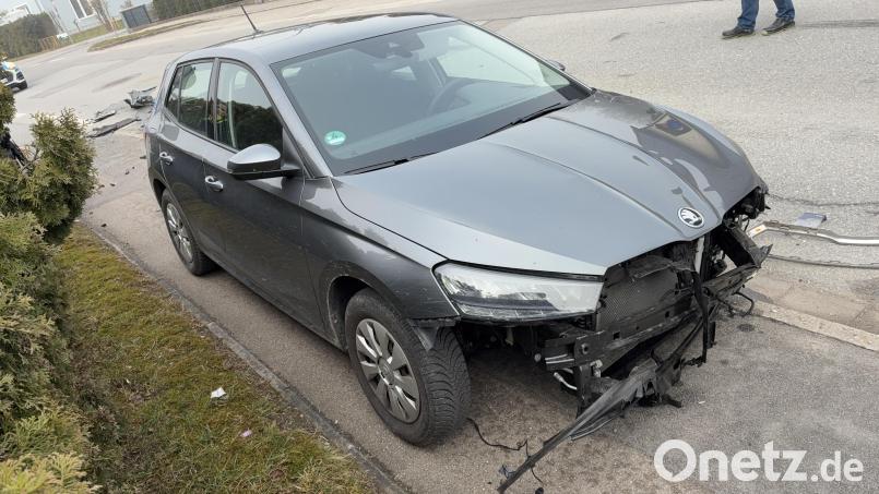 Ein Verkehrsunfall in Schwandorf führte zu einem hohen Sachschaden. Der Wagen einer 65-jährigen Frau kollidierte mit einer Sattelzugmaschine. Bild: PHM Meier, PI Schwandorf
