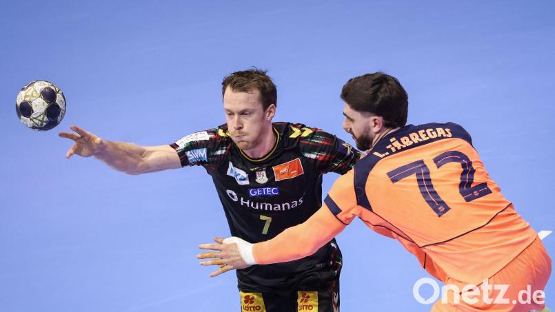 Felix Claar (l) war bester SCM-Schütze Bild: Ronny Hartmann/dpa-Zentralbild/dpa