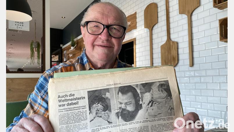 Hans Strobel hat alle Zeitungsausschnitte über die Erfolge seiner Frau gesammelt. Bild: Völkl