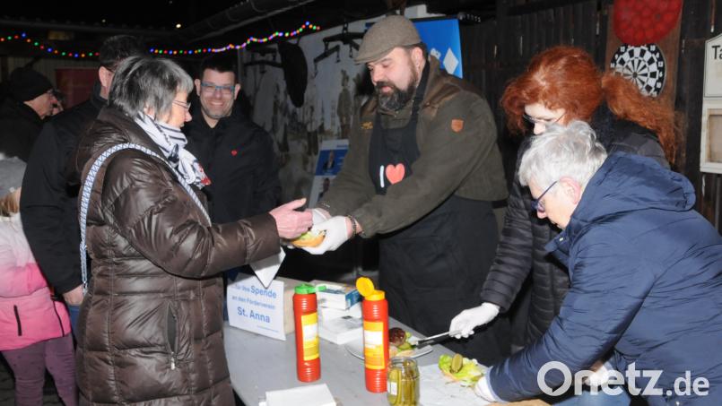 Im Fischer-Garten gab es frische Burger umsonst. Das und die Begegnung mit den Kommunalpolitikern und Stefan Frank (Mitte) ließen sich viele Besucher nicht entgehen. Bild: ge