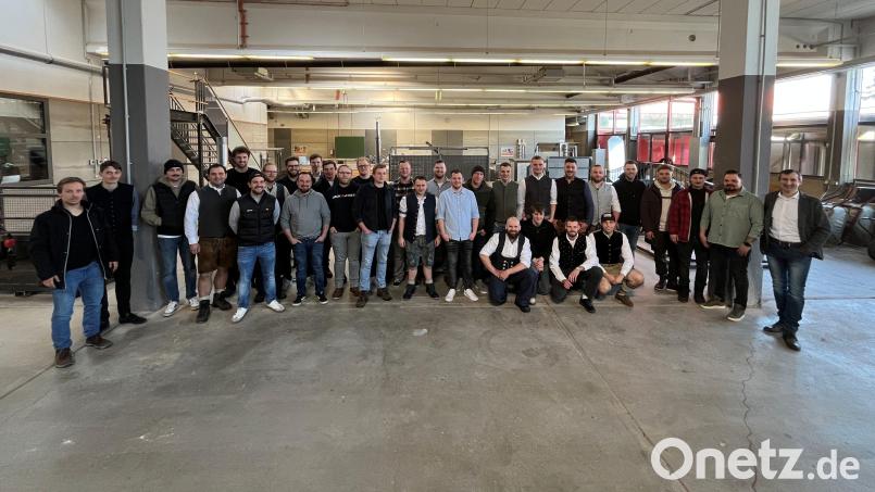Die Absolventen des diesjährigen Meisterkurses Metallbau mit Kursleiter Peter Fitterer (1.v.re.). Bild: HWK/Bockholt