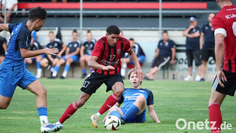 Jamal Dubois (rot) und der SC Luhe-Wildenau sind beim FC Teisbach klarer Favorit. Den Teisbacher Neuzugang Valentin Harlander und das heimische Publikum sollte der Sportclub allerdings nicht unterschätzen. Archivbild: Dieter Jäschke