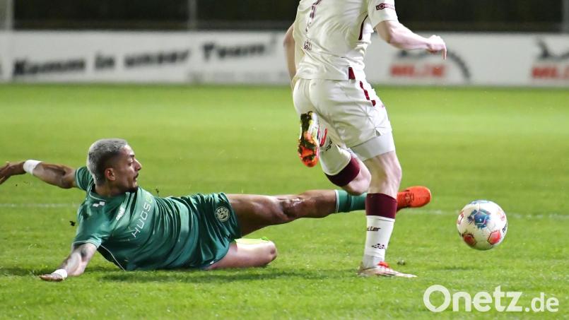 Intensität und Zweikampfstärke gefordert: Gegen den ASV Cham muss die DJK Gebenbach um Ertugrul Er (links) voll dagegen halten. Bild: Hubert Ziegler