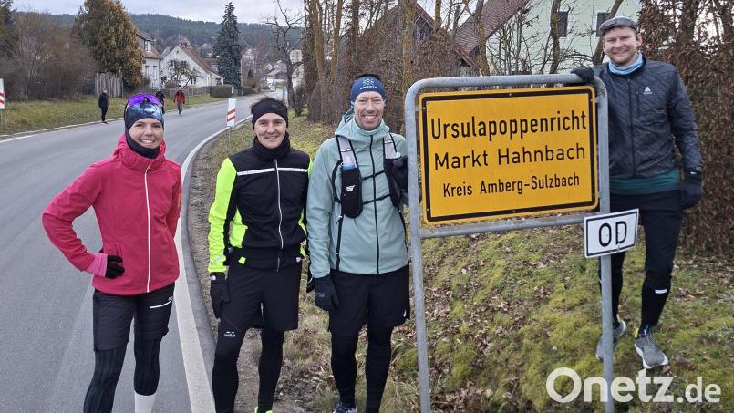 Extremläuferin Joyce Hübner (links) vor dem Ortsschild von Ursulapoppenricht mit den Amberg-Sulzbachern Sebastian Rupprecht (Zweiter von links), Christian Dütsch (Zweiter von rechts) und Thomas Fischer (rechts). Bild: Christian Dütsch