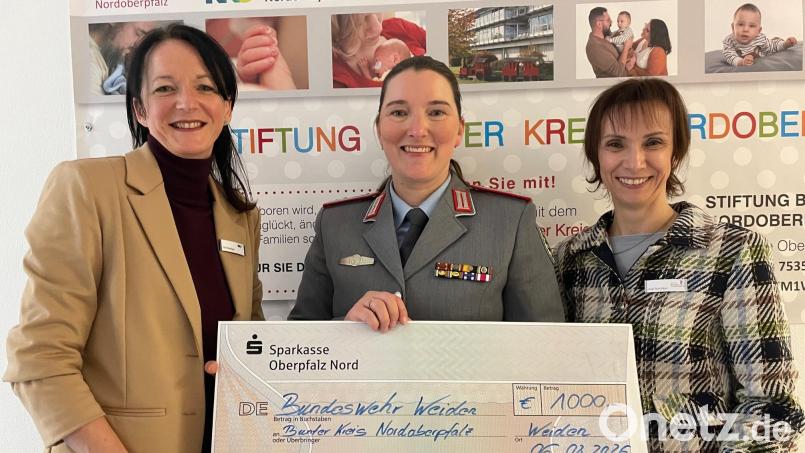 Grit Mediger (links) und Anja Schricker (rechts) vom Bunten Kreis freuen sich über eine Bundeswehr-Spende, die Oberstleutnant Hekja Werner übergab. Bild: Friedrich Peterhans, KNO