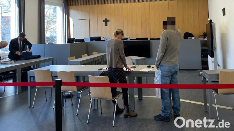 Tag 17 im Champagner-Prozess: Zum ersten Mal seit Verhandlungsbeginn im Dezember betritt der Angeklagte den Saal im Landgericht in Weiden ohne Fußfessel. Bild: juh