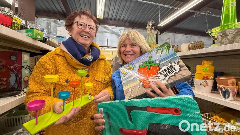Elfriede Stauber (links) und Sabine Singer sind im Kaufrausch. Schon mehrmals waren sie beim Räumungsverkauf in der Fundgrube. Am Donnerstag wurden sie wieder fündig – die beiden haben Kerzenhalter für Ostern und Gartenwerkzeuge ergattert. Bild: Wolfgang Steinbacher
