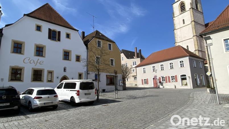 Am Oberen Markt entstehen (rechts von Baum in der Bildmitte) drei zusätzliche Parkplätze. Zugleich wird der Engstellenbereich sicherer. Bild: Völkl
