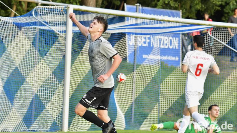 Wenn man den Computer befragt haben Stürmer Michael Rumpler (links) und die Sportfreunde Ursulapoppenricht in dieser Saison noch einiges zu bejubeln. Auch sonst hat die KI einige interessante Meinungen zum restlichen Saisonverlauf in der Bezirksliga Nord. Archivbild: Hubert Ziegler