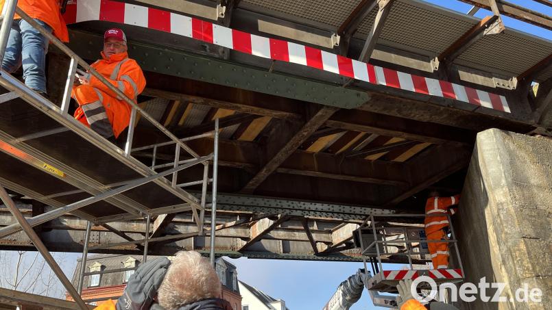 Am Donnerstag mussten Experten die Statik der Brücke überprüfen. Bild: Lucia Grünwald
