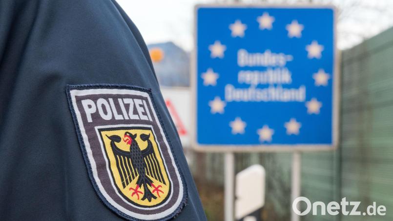 Die Bundespolizei Waidhaus vollstreckt bei Grenzkontrollen auf der A6 zwei Haftbefehle. Symbolbild: Bundespolizei