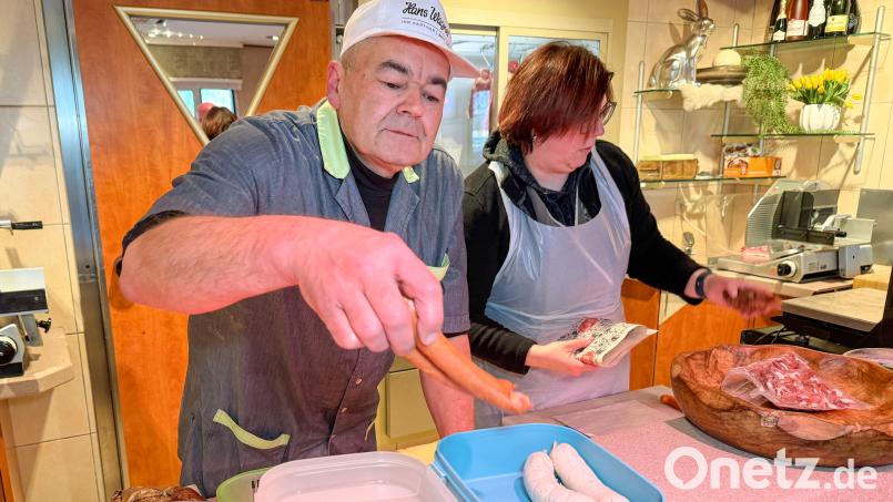 Die Wienerle dürfen ruhig zu den Weißwürsten in die Tupperbox, die beißen sich nicht: Hans Jürgen Rötzer packt den Einkauf in den mitgebrachten Behälter. Bild: Petra Hartl