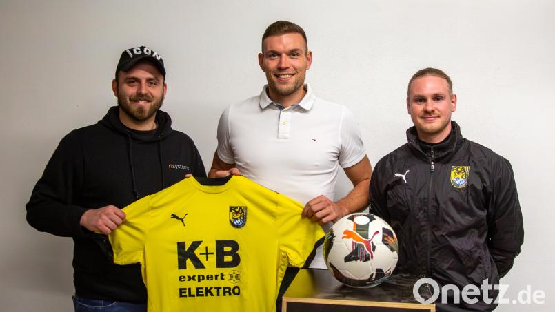 Marco Seifert (Mitte) stürmt künftig für den FC Amberg. Bild: FC Amberg | Matthias Reuß