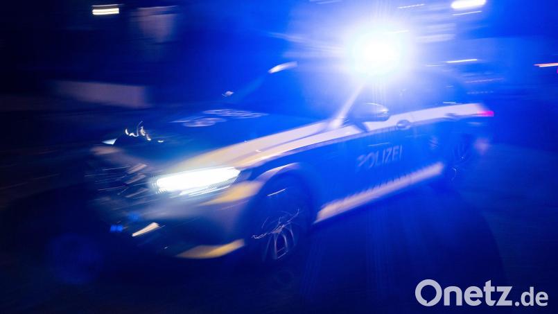 Mit einem Streifenwagen hat die Polizei dem Motorradfahrer den Weg versperrt. (Symbolbild) Bild: Marijan Murat/dpa