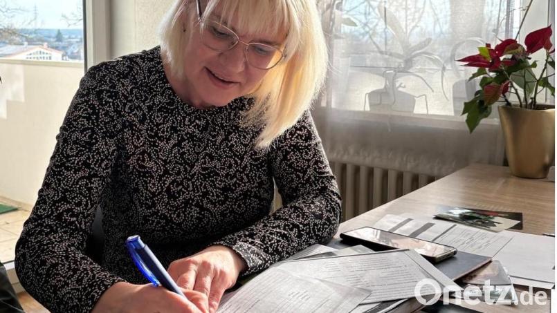 Nelia Ausheva ist Apothekerin, die Ukrainerin lebt in Amberg – und sucht die Familie, die im Zweiten Weltkrieg ihren Großeltern geholfen hat. Bild: Erhard Nitzhbon