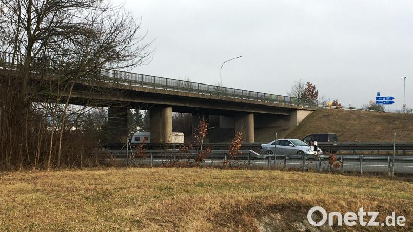 Die Brücke über die A 93 in Nabburg wird im nächsten Frühjahr abgerissen. Archivbild: ihl