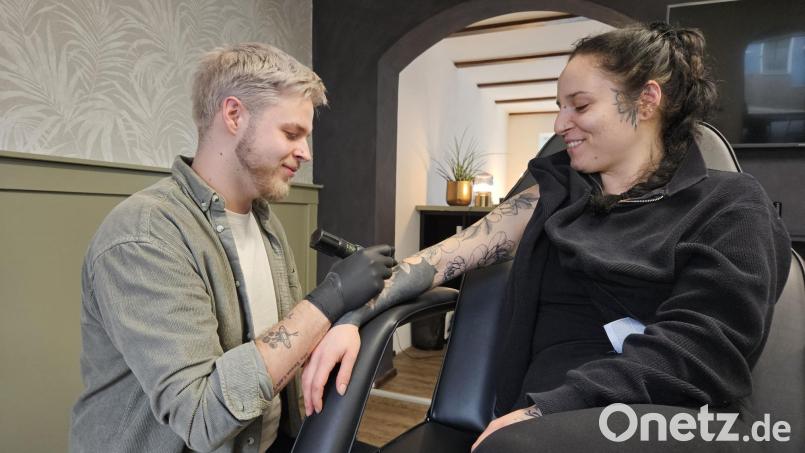 Lukas Günther (26) hat in Eschenbach direkt am Marienplatz in der Hausnummer 40 das Tattoo-Studio Botanica eröffnet. Seine Schwester Selina Günther lässt sich dort von ihm in mehreren Sitzungen den ganzen Arm tätowieren. Lukas' Spezialität sind Fineline-Tattoos mit floralen Motiven. Bild: jak