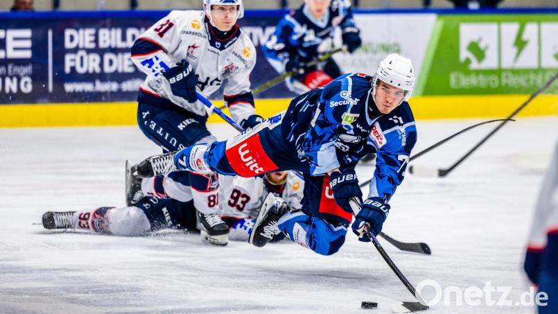 Auch diese Flugeinlage von Cedric Schiemenz brachte den Blue Devils gegen Ravensburg nichts ein. Bild: Tobias Neubert