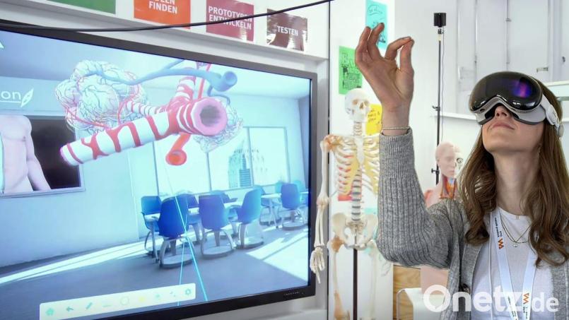 Praxisnahe Einblicke in den offenen Laboren: Zum Beispiel können im VR-Labor Interessierte den menschlichen Körper dreidimensional erforschen. Bild: OTH Amberg-Weiden