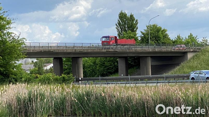 Die Autobahnbrücke zwischen dem Nabburger Stadtkern und dem Industrie- und Gewerbegebiet ist in die Jahre gekommen und muss erneuert werden. Bild: Völkl