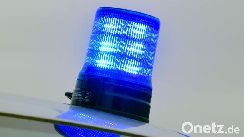 Ein Mercedes wird auf dem Parkplatz der Zulassungsstelle in Amberg beschädigt. Symbolbild: Patrick Pleul/dpa-Zentralbild/dpa