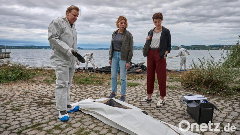 Gerichtsmediziner Gregor Eisen (Ronald Kukulies, l.) gibt den Kommissarinnen Doro Beitinger (Franziska Weisz, M.) und Chiara Locatelli (Maria Wördemann, r.) am Tatort erste Informationen. Bild: Patrick Pfeiffer Konstanz/ZDF/dpa