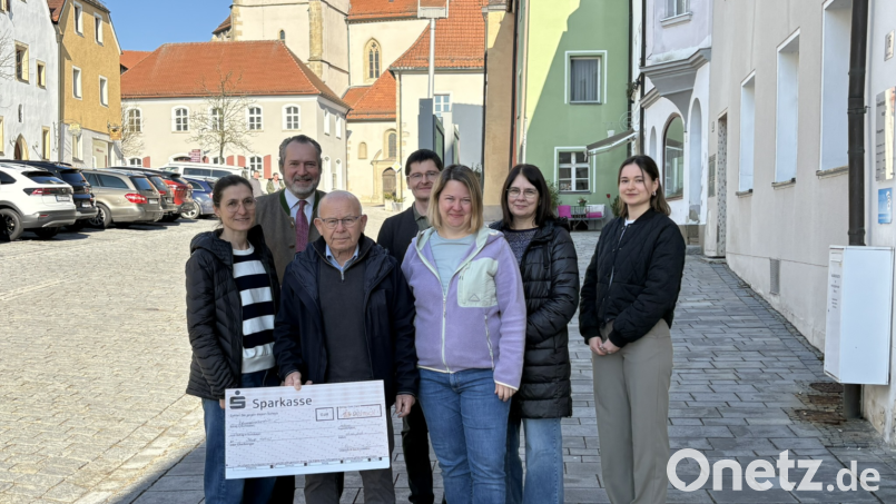 Silke Pfab (Leiterin Kindergarten St. Marien), Nabburgs Bürgermeister Frank Zeitler, Wolfgang Angermeier, Kämmerer Thomas Bodensteiner, Julia Scheibl (Stellvertretende Leiterin Angelus-Kindergarten), Andrea Stadler (Leiterin BRK-Kindergarten Storchennest) und Lena Bittner (bei der VG Nabburg zuständig für das Kindergartenwesen) freuen sich für die Kinder (von links). Bild: Marko Pammer
