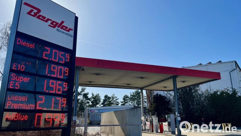 Am Freitagmittag steht auf der Anzeigetafel der Tankstelle Bergler in Weiden ein Dieselpreis von über 2 Euro. Bild: Gabi Schönberger