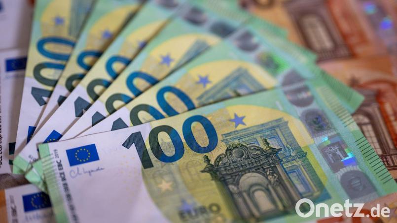 Das Sondervermögen des Bundes für Infrastruktur und Klimaneutralität beträgt insgesamt 500 Milliarden Euro. Rund zwei Milliarden Euro davon fließen als Investitionsbudget an die bayerischen Kommunen. Der Landkreis Schwandorf und die 33 Kommunen können mit 25,5 Millionen Euro rechnen. Symbolbild: Monika Skolimowska/dpa